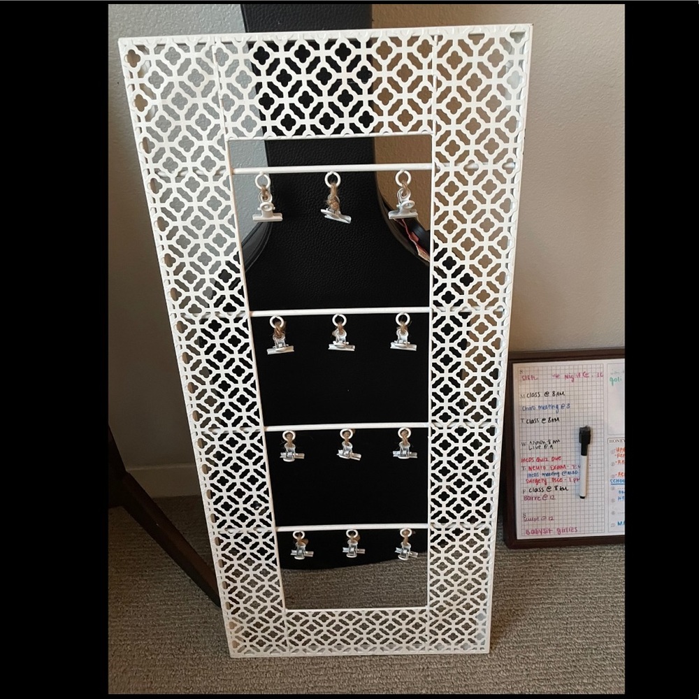 Hanging clip frame for photos